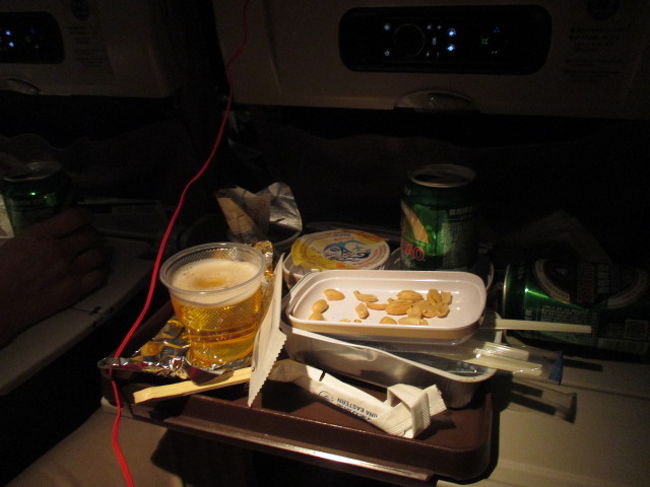 ２時間ちょっとのフライトで食事が出る。<br />時間的にもやっとでしょう・・。CAさん、ありがとう。<br />「ビール、ビール」とせかせて、ごめんなさい。CAさん。<br /><br />