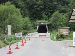 長いトンネルを抜け最後にゲートを潜れば七倉山荘に到着です
写真は山荘側から撮った高瀬ダムへの道
御覧の様にゲートがあり関係車両以外通れません
初めに書きましたがダンプの往来が激しいので安全を鑑みて自転車もNGです