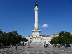 つぎにロシオ広場を横切って、Pingo Doce というスーパーマーケットに。

中央の像は、初代ブラジル国王になったドン・ペドロ４世。