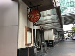 またまた、道の途中で見つけたお店。

チーズケーキ・ファクトリーです。