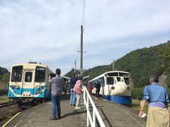 江川崎駅到着。この駅で宇和島からくる車両と列車交換のためしばらく停車します。