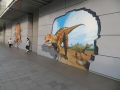 福井駅西口前の壁には恐竜。
