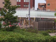 すぐ目の前には恐竜広場。