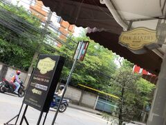 お昼はpak bakery！！
ホテルから徒歩3分で、手軽にタイ料理を食べれるお店。タイについて最初の食事に最適でした。