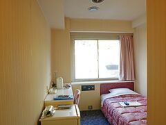 初日の宇和島でのお宿は｢宇和島グランドホテル｣。
シングルを２部屋予約しました。
それぞれご飯まで休憩。