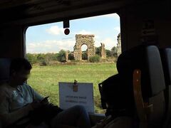 途中、ローマ水道の遺構が見えます。
