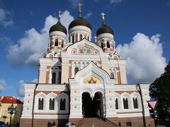 正面からみたアレクサンドルネフスキー大聖堂、この後ろにはトームペア城があります。エストニアがソビエトロシアから独立した直後には解体する構想もあったようですが様々な要因から話が進まずその後ソビエトの支配下に入り荒廃しますが、独立回復後は逆に補修工事等が進んでいるようです。
凄まじいまでの宗教弾圧があった１９２０～３０年代にエストニア領内にあったことから皮肉にも守れたことになった大聖堂です。
ちなみに中は撮影禁止でした。