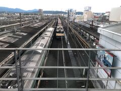 駅ビルの通路から外を見ると、箱根登山線以外の４路線が一望できます。
写真左から、東海道新幹線、小田急小田原線、ＪＲ東海道線、大雄山線。
