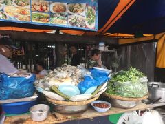 以前エアアジアで紹介されていた、絶品のトムヤムクンを出す屋台が近くにあるというのでお昼を食べに行きました。
手がかりは、Soi Kraisi にある屋台というだけ。でもすぐにわかりました。
お昼前なのにもう行列が出来てるし。
待つこと30分。


 