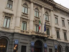 話が逸れましたが、ホテルはミラノ中央駅の真横なので、ジェラートをなめながらホテルに戻り、部屋で少し休憩し、ミラノの街中に繰り出します。
最初の目的地。ガッレリア・ディタリア。
イタリア商業銀行などの建物を生かしてつくられた新しい美術館です。