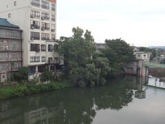 次の電車で折り返すので駅前でうろうろして過ごします。
飯坂温泉は川沿いに旅館が林立しています。