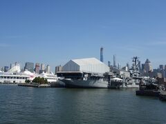 13時半、出発しました。後ろにイントレピッド（軍艦の博物館）が見えています。