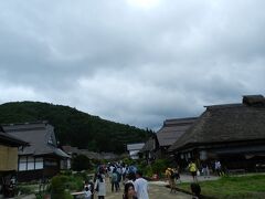 私たちは全員、初めての訪問です。

『大内宿（おおうちじゅく）』とは会津西街道（通称；下野街道）の宿場町で、茅葺屋根の民家が建ち並んでいます。