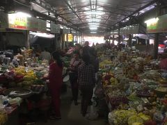 ハン市場へ行きました。

市場の中は狭くて人が多いので移動も一苦労。
韓国人がものすごく多い印象。