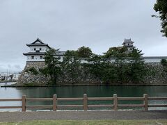 今治城にも行ってきました。ここのお堀は海の水が引き込まれている上に湧水があるため、海の魚も川の魚もいるそうです。
釣り日和ではなかったのですが、釣り人を発見しました。