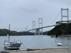 しまなみ海道を通って最初の島、大島に到着。まずは腹ごしらえと思って、「道の駅よしうみいきいき館」に行きました。ここは生け簀からえらんで、七輪バーベキューが出来ることで有名です。