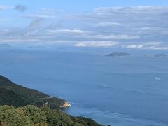 もう他の島に行くことはあきらめて、亀老山展望公園に行くことにしました。
車で行っても中々の急な坂なのに、自転車で登っている人が！