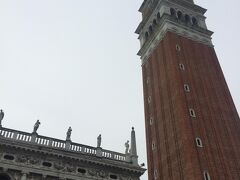 実はこの鐘楼、倒壊したことがあるのです。ヴェネツィアは地盤沈下が進んでいるため、不安定になっていて、いつ倒れてもおかしくないくらい傾いている建物や塔があちこちに見受けられました。