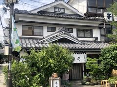 松本についてまずはお昼ご飯です。
どしんとした店構えで城下町っぽい。
弁天本店でリーズナブルなお蕎麦と天ぷらをいただきました！