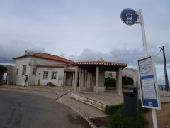 バスはほぼ定刻通りに来ました。ロカ岬まで20分位です。車内で切符を購入して４．３ユーロ。現金のみ。現地の人は、交通カードのようなもので支払っていました。

一応、maps.me は握りしめていましたが、バスに乗るときに運転手さんに「ロカ岬に行きます！」とアピールしておきました。

ロカ岬のバス停が近づいて来ているのがわかったので、確認したうえで降車。帰りのバスの時間をチェックして岬へ向かいます。