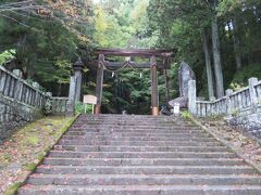 戸隠までは、長野ICから１時間少々でしょうか。
善光寺の脇を通って、長野らしい狭い道を走ります。
中央線がない２車線幅あるだけ、マシかなと思いました。

戸隠神社宝光社を観光します。