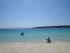 せっかく宮古に来たので、東洋一綺麗なビーチと評判の前浜ビーチへ行きました。
ウチナーンチュのカミさんは、沖縄の海がデフォのため普段海を見ても何ら反応を示さないのですが、さすがにここの海は綺麗だと少しだけほめていました。
息子は海には興味を示さず、眩しがって帰りたがるので写真を撮って退散しました。