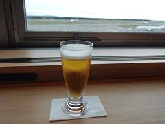 飛行機眺めながらビール
プレエコの国内線ラウンジは、入場不可なのでステータスを使い、妻と入場させていただきます