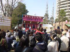 新井薬師公園

ここがお祭りのメイン会場らしい
園内には出店も並んで大賑わい。ちょっと座ってお昼にしよう・・・と思ったものの、隙間がない

パンダさんのヌンチャク・パフォーマンスだけ見て、次へ