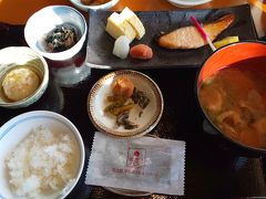 ホテルの和食の朝ご飯です。小鉢などは自分で好きなものを取りにいきました。