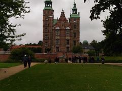 ローゼンボー城。デンマークのお城は外見はどれもこじんまりとしています。