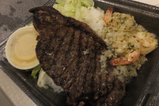 ロイヤルハワイアンSC内2階フードコートのチャンピオンズステーキ&amp;シーフード<br />ステーキ&amp;シュリンプコンボ$19を２つ<br />men'sのお気に入り滞在中2回きた