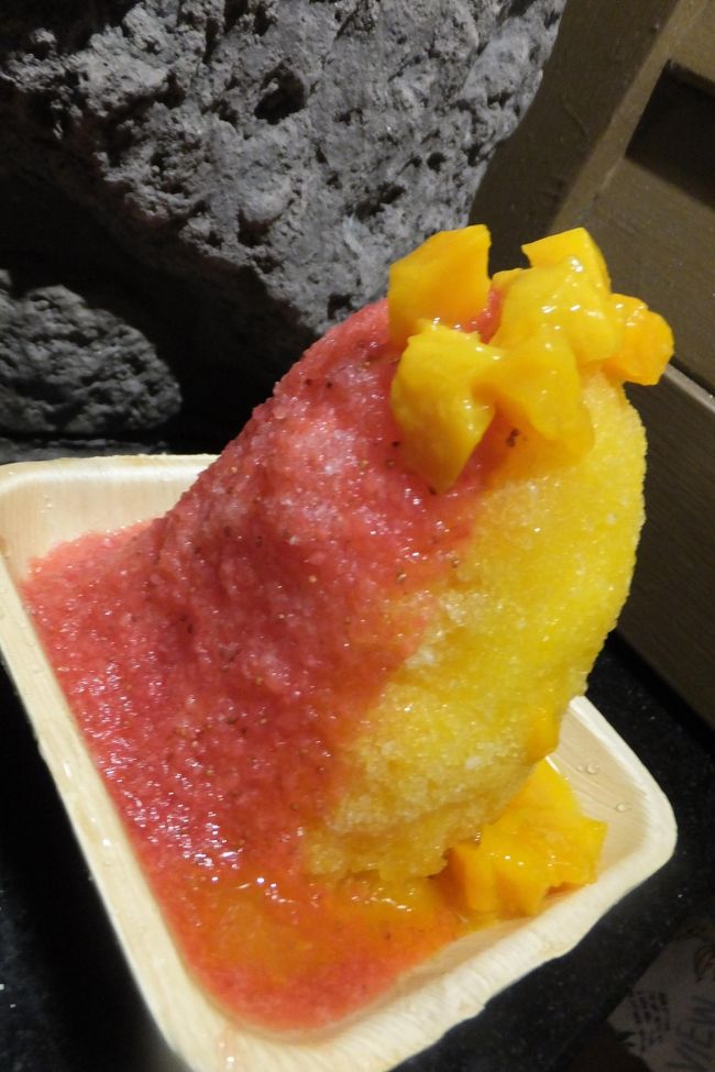 カラカウア通りのロイヤルハワイアンSCそばのアイランドヴァンテージシェイブアイス<br />なかなか列が進まず結構待った。食べるのは一瞬。