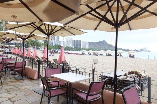 2日目の朝はロイヤルハワイアンのレストラン、サーフラナイで。朝食ミールクーポン使用。<br />このクーポン、宿泊ホテルだけでなくモアナサーフライダー、シェラトンワイキキ、ロイヤルハワイアン、プリンセスカイウラニのレストランの中から好きなように選択可。日替わりで楽しめる♡