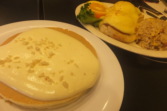 マカダミアナッツソースパンケーキ$12<br />エッグベネディクトフライドライス$15.2<br />ドリンクやチップで計$42