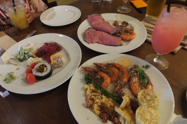 ワイキキに戻り、ワイブラしてシェラトンワイキキのカイマーケットでブッフェディナー。<br />特典の朝食2回分を夕食に変更した。<br />エビもローストビーフも美味しくて、たくさんいただきました♡