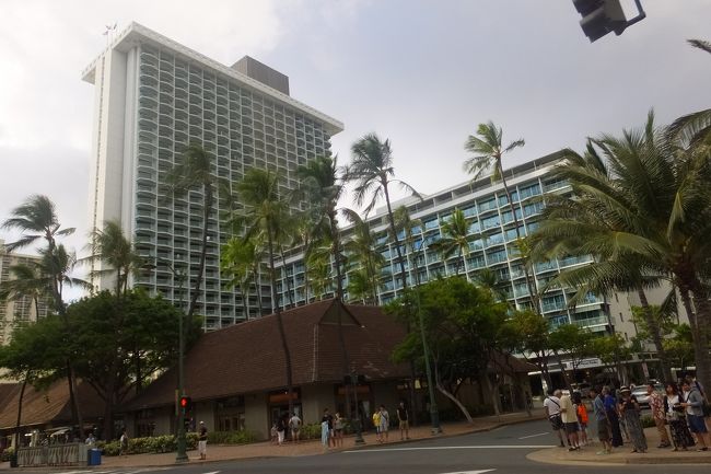 宿泊はシェラトンプリンセスカイウラニ<br />古いけど、立地最高！大抵のお店は23時まで営業してるからみんなが寝てから夜な夜なショッピング♪<br /><br />今回はJALパックのプランで予約。<br />滞在中の朝食クーポン付<br />空港間往復送迎付<br />JALレインボートロリーが乗り放題<br />オアフ島観光（カイルアタウン、ハレイワ＆ノースショア、ハナウマ湾モアナルアガーデン）のバスツアーが参加無料<br />レストランで使える30＄リゾートカード付<br />Wi-Fiルーターレンタル無料<br />現地でのベビーカーレンタル無料<br />アロハラウンジ利用（子連れだとなにかと安心）<br /><br />朝食がついているのがありがたい。<br />ワイキキは物価が高く、4人で朝食を食べると結構な金額になるので。