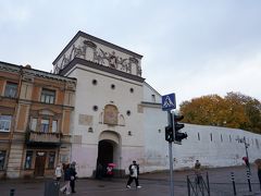 ハレス市場を出た後は12：30のトラカイ行きの列車に乗るまでの間、夜明けの門を通って少しだけ旧市街を散策することに。