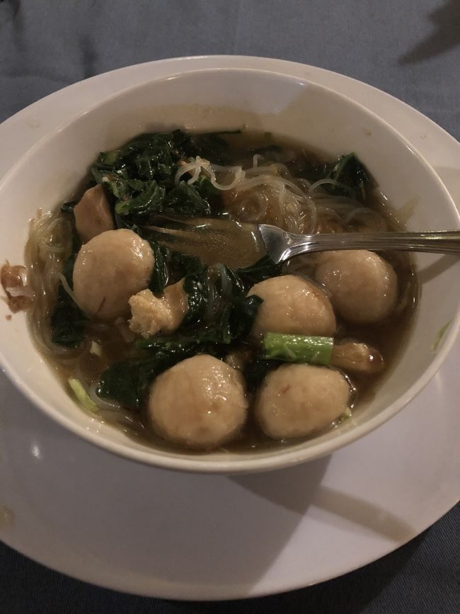 夜はホテル前のローカルワルンでバクソ 。<br />味は普通の美味しい肉団子汁。バリ島の料理はクセもなくまるで日本食のよう。