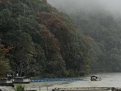 小倉山結構紅葉しています。
渡月橋は、小倉山よりの歩道のほうが空いているし、景色も良いと思います。