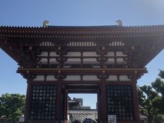 ☆西大門（極楽門）☆

石の西門、石鳥居とは別の、立派な木製の西大門です。
別名を極楽門と言われています。
西大門から極楽浄土に通じると考えられています。
