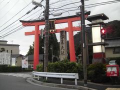 一駅で松尾大社　　駅前のす赤い鳥居が印象的で