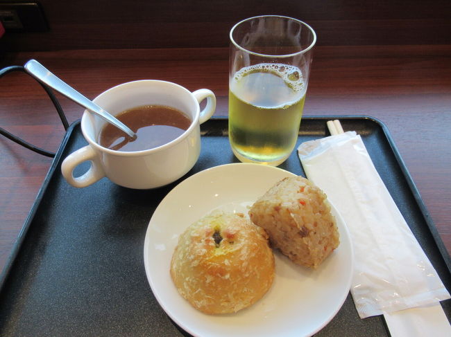 おにぎりと焼きカレーパン