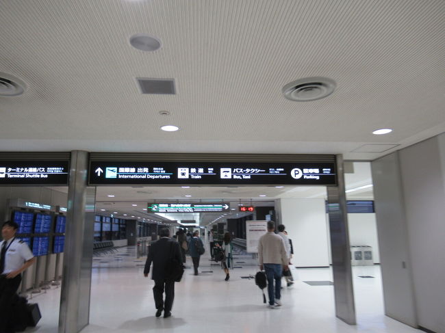 成田空港の国内線から国際線まで遠いんですよね。<br />途中で入れるので、ところがあるんだけど、念のためにWi-Fiを借りて行くことにしたので、国際線ターミナルの端まで歩きます。<br /><br />ちなみにに、前日に4トラから借りて、4日間で1120円でした。