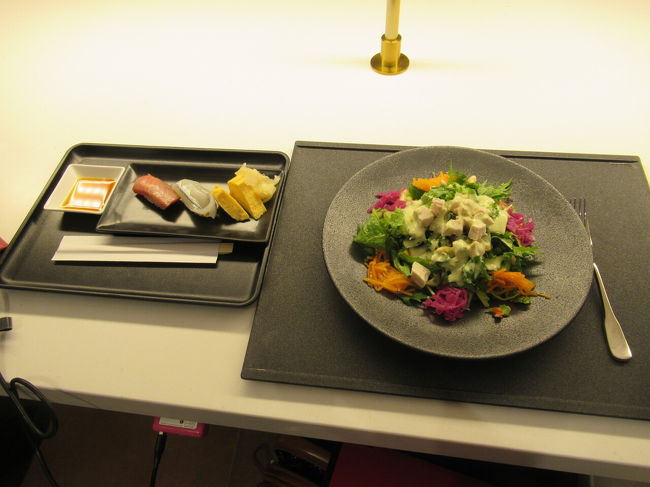 ラウンジはほどほどに混んでた。<br />このサラダ、盛り付けてくれるんだけど、量が多すぎ。野菜好きだからいいけど。