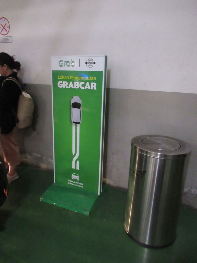 ここからホテルまでタクシーで行くかGrabで行くか、直前まで悩んでたけど、両替にすごく並んでたのでGrabにすることに。