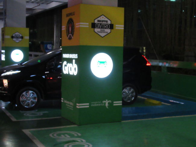 ターミナル３の端のミーティングポイントまで行ったら、Grabのシャツを着た人が2人もいた。Grabを呼んだ画面を見せたら、待ち合わせ場所を写メって相手に送ってくれた。夜遅いので、Grabの待ち合わが一番心配だったけど、この時間でもスタッフがいるしこんなわかりやすい看板があって、わかりやすい。<br />呼んでから10分くらいで到着。表示価格は186000ルピアだけどこれ空港の駐車料金と高速代が加算されて190000ルピアの請求だった。乗る前に係りの人から説明もあったし、ちゃんろドライバーが領収書もくれた。夜中で渋滞もなかったので13:10くらいにホテルに到着。<br /><br />