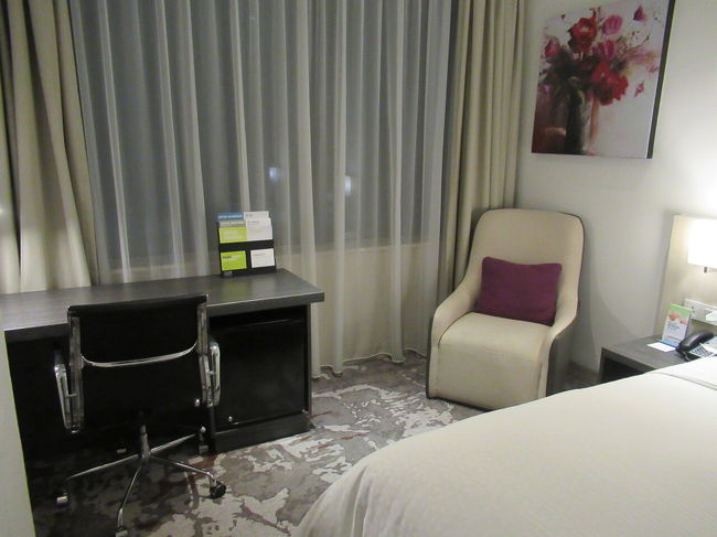 デスクとチェアー