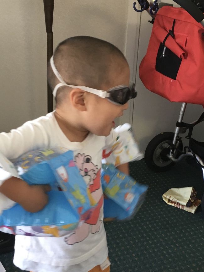 朝食後、プールに海にやる気は満々。プールにドボンして、その後はカイマナビーチを目指してお出掛け。