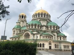 ソフィアの最大の名所であるアレクサンドル・ネフスキー寺院。
バルカン半島最大にして、最も美しい寺院と言われています。
内部の撮影は有料です。