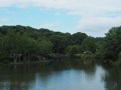 緑に囲まれた美しい塩沢湖が一望できます。